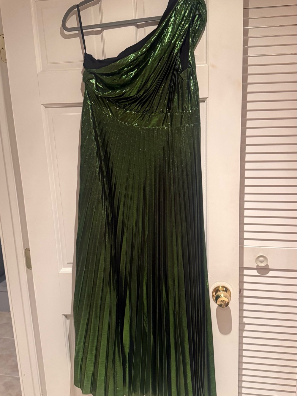Elegant One-Shoulder Metallic Green Pleated Skirt